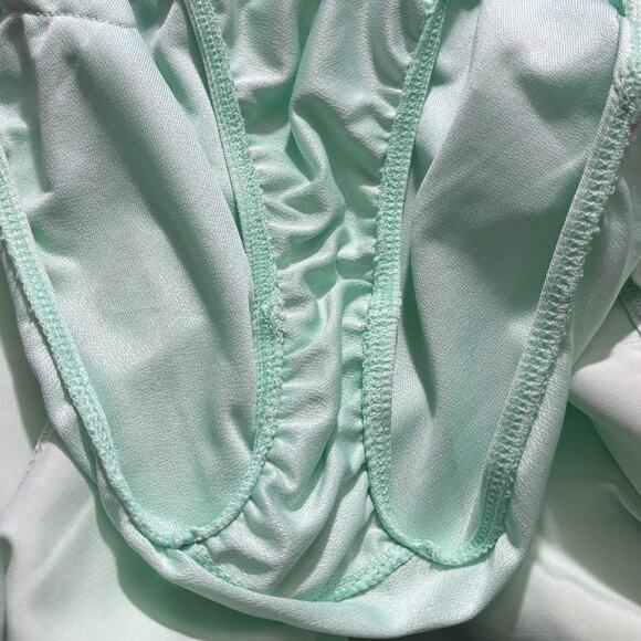 Nike NWT Women's Nike Tempo Running Shorts Color Vapor Green Size Small - Picture 5 of 7